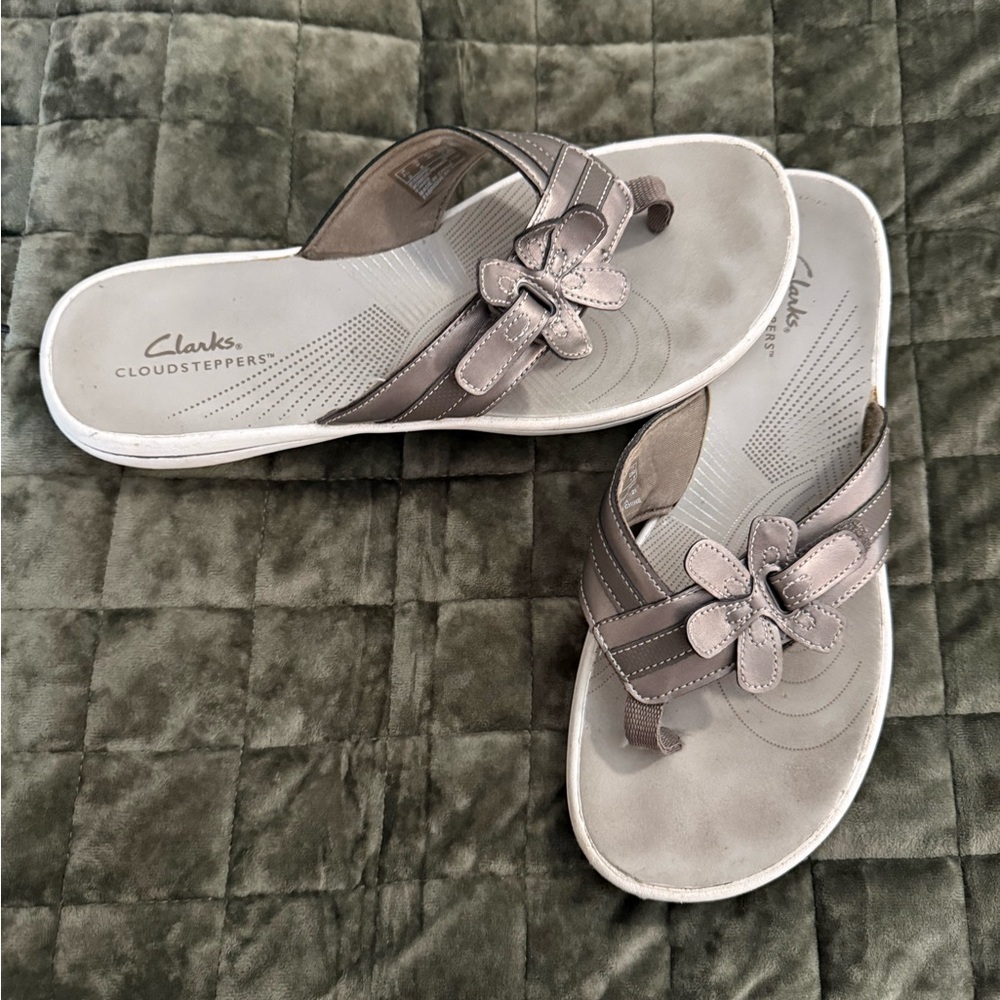 Clarks Cloudsteppers Women's Taupe Metallic Flower Thong Sandals